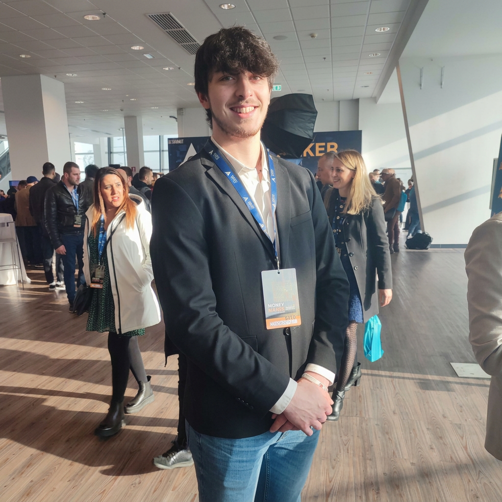 Simone Rosignoli a un evento business con badge